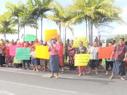 People protesting at the Samoa Supreme Court