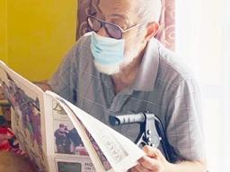 85-year old Si’i Noaese Taeatafa reading Samoa News