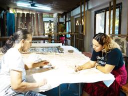 Artist Reggie Meredith Fitiao and a student