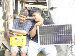 I'umalo Clayton Simamao from the Samoa Farmers Association with solar panels