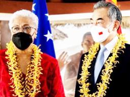 Chinese Foreign Minister Wang Yi (R) and Samoa Prime Minister Fiame Naomi Mataafa