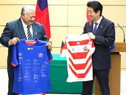Samoa Prime Minister Tuilaepa Sailele MalielegaoiJapanese and Japan counterpart Shinzo Abe exchange jerseys