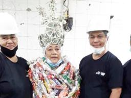 (l-r) Lead Main Pack Seneuefa Faoasau, Epi Schuster, Supervisor So’o Maanaima, and Lead Fish Cleaner Tausala Tuimaseve