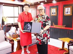 Samoa Prime Minister Fiame Naomi Mataafa and StarKist Samoa General Manager Injoo Ha and Prime Minister Fiame Naomi Mata'afa