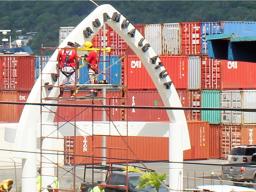Installing the motto on the Sogelau Monument