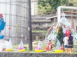 StarKist employees decorating for Christmas