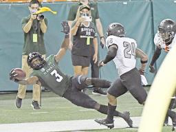 Hawaii Wide Receiver, Melquise Stovall makes an incredible leaping grab that led to a Hawaii touchdown