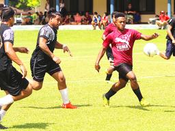 Milo Tiatia, middle, of Royal Puma