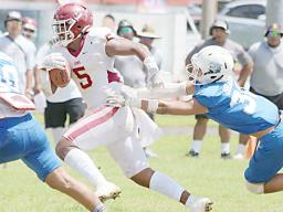 Tafuna's Metuliki Tupou speeding through the heart of the Sharks