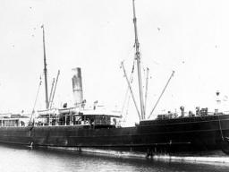  The steamship Talune at the Napier breakwater in 1908.