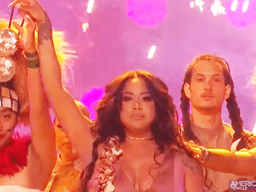 American Samoa singer Tenelle (middle)