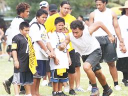 Polamalu with young American Samoa athletes