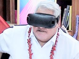 Samoa PM Tuilaepa Dr. Sailele Malielegaoi tries out some Virtual Reality goggles