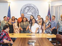 Students and faculty members from Univ of Washington with Gov Lemanu