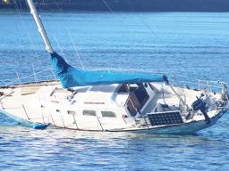 Sailboat aground near Aua