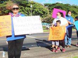 Vui Florence Saulo (left)
