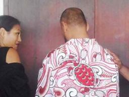 King Faipopo with his back to his supporters, seeks an explanation from his lawyer Josephine Sapolu