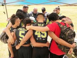 Willie Talamoa, rear center with shaved head, next to Kinohi Aki, rear left