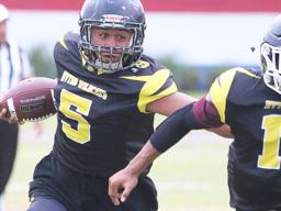 Jeffery Tago returning the opening kick-off 