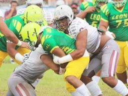 Warriors inside linebackers Elden Titania and Setefano Galea’i 