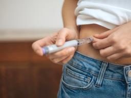 WOMAN INJECTING WEIGHTLOSS DRUG