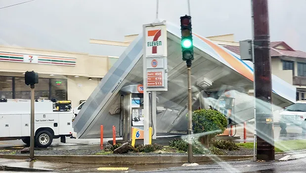 7 Eleven store in Hawaii with roofing down