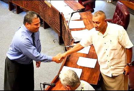 Le taimi na lulu aao ai le ali’i Fa’atonusili o le Ofisa o le CJPA ia Keith Gebauer ma afioga i faipule ia Faimealelei A. F. Allen ma Toeaina F. Autele o le ta’ita’ifono o le Komiti o Mataupu Tau Fa’amasinoga a le maota sa fa’atautaia le iloiloga. [ata AF]