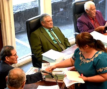 Le taimi na lulu aao ai le afioga i le ali’i senatoa ia Magalei Logovi’i ma le sui teutupe a le malo ia Tina Onosa’i i le mae’a ai o le iloiloga ananafi.  [ata AF]