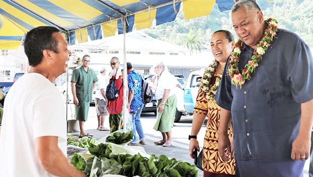 Governor and Ella speaking with a vendor at Farm Fair