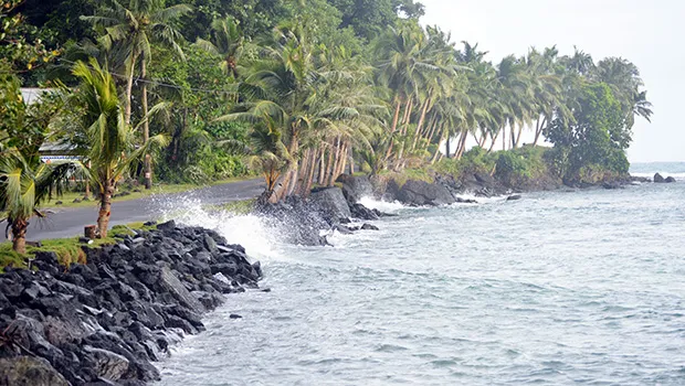 The surf at the road side in Aua