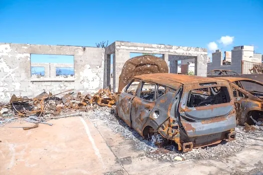 buned out car in Lahaina