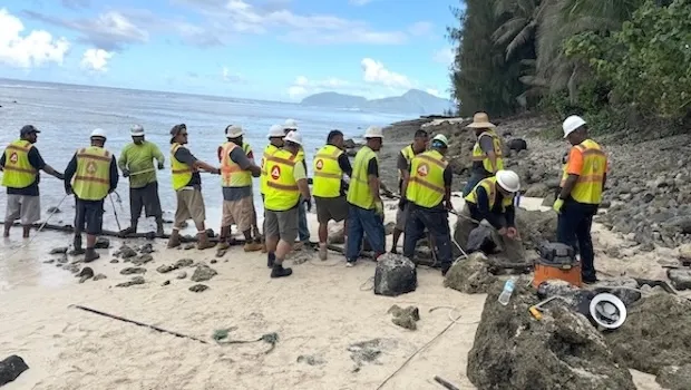 Guiding the Manu’a BLAST cable out to sea