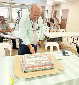  Moefa'auo cuts cake
