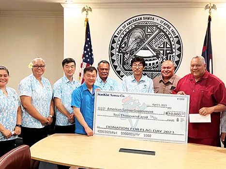 StarKist CEO Chae- Ung Um presents $10,000 check