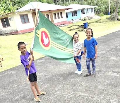 children with manu'a flag