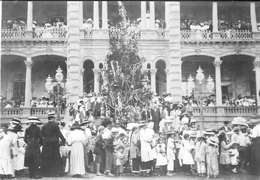Christmas tree and crowd in front of Iolani Palace in Honolulu