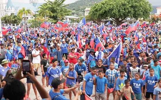Crowds on the street of downtown Apia