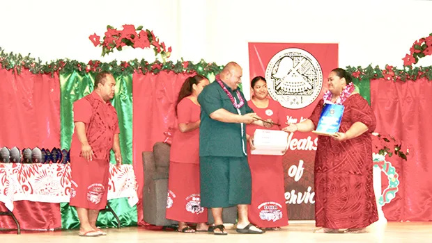 Dora Au Sie receives Employee of the Year award