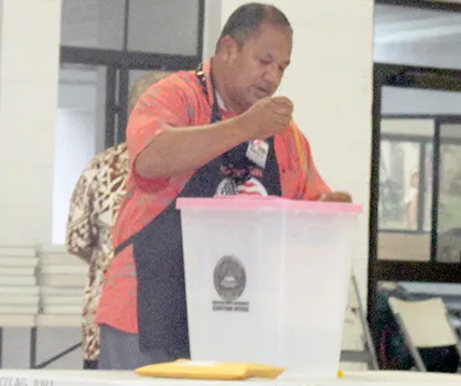 An election official at the Ili’ili polling station 