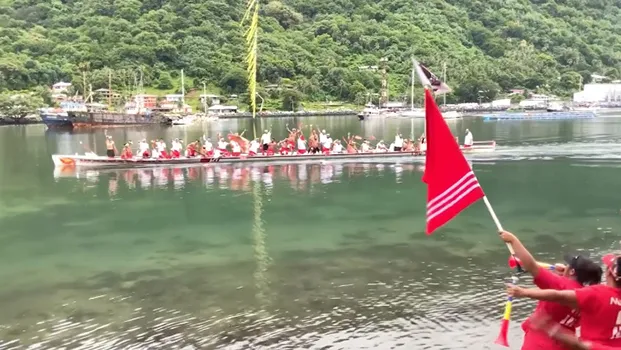 Excited fans gather to cheer on the victorious Manulele Tausala