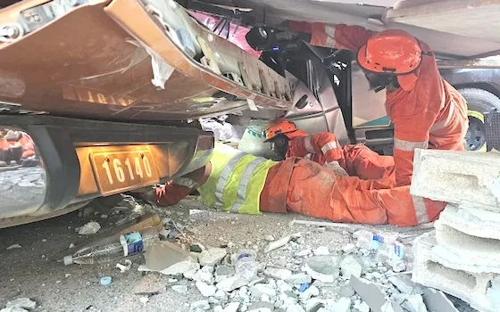 RECUERS LOOK FOR SURVIVORS