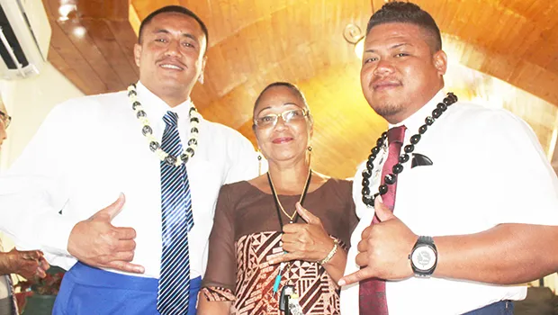 Three Fono staffers giving a thumbs up