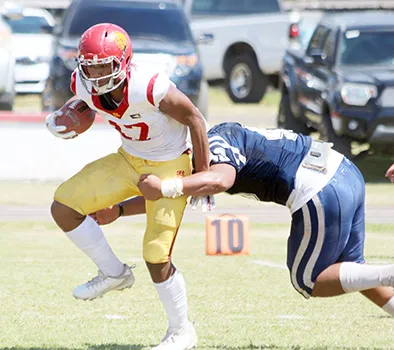Pa’apa’a ‘The Black Mamba’ Mauigoa trying to escape a tackle from Tuala Fa’atonu of the Sharks