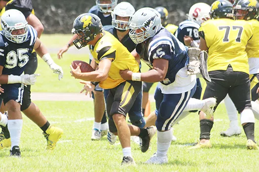 Tillus Sala of the Samoana Sharks apprehending Nathaniel Maea