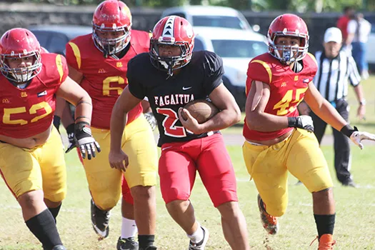 Joseph Umu of the Vikings beating three Warriors on the run