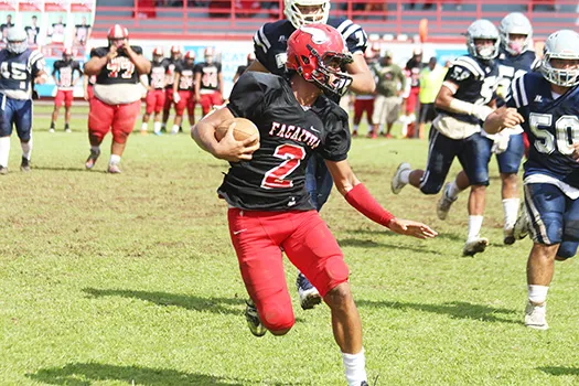 Faga’itua Vikings’ Fitu Amata is chased out to the sidelines