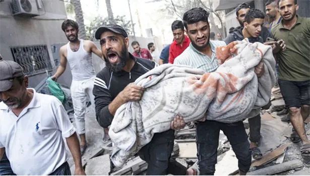 Palestinians fleeing bombing