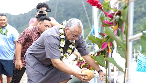 governor christens boat