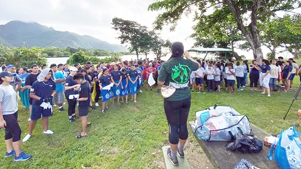 Finafinau clean up participants
