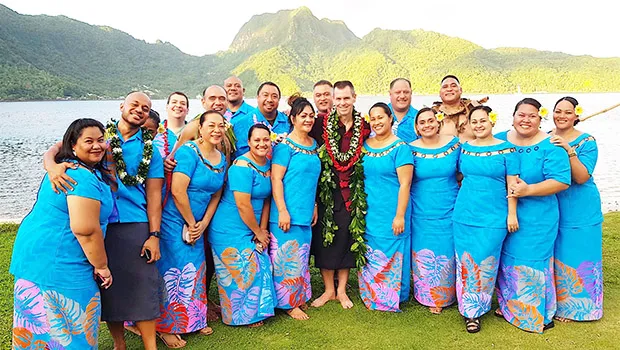 Local employees of Hawaiian Airlines, with HAL president and chief executive officer Peter R. Ingram (front row, center), posing for a group photo 